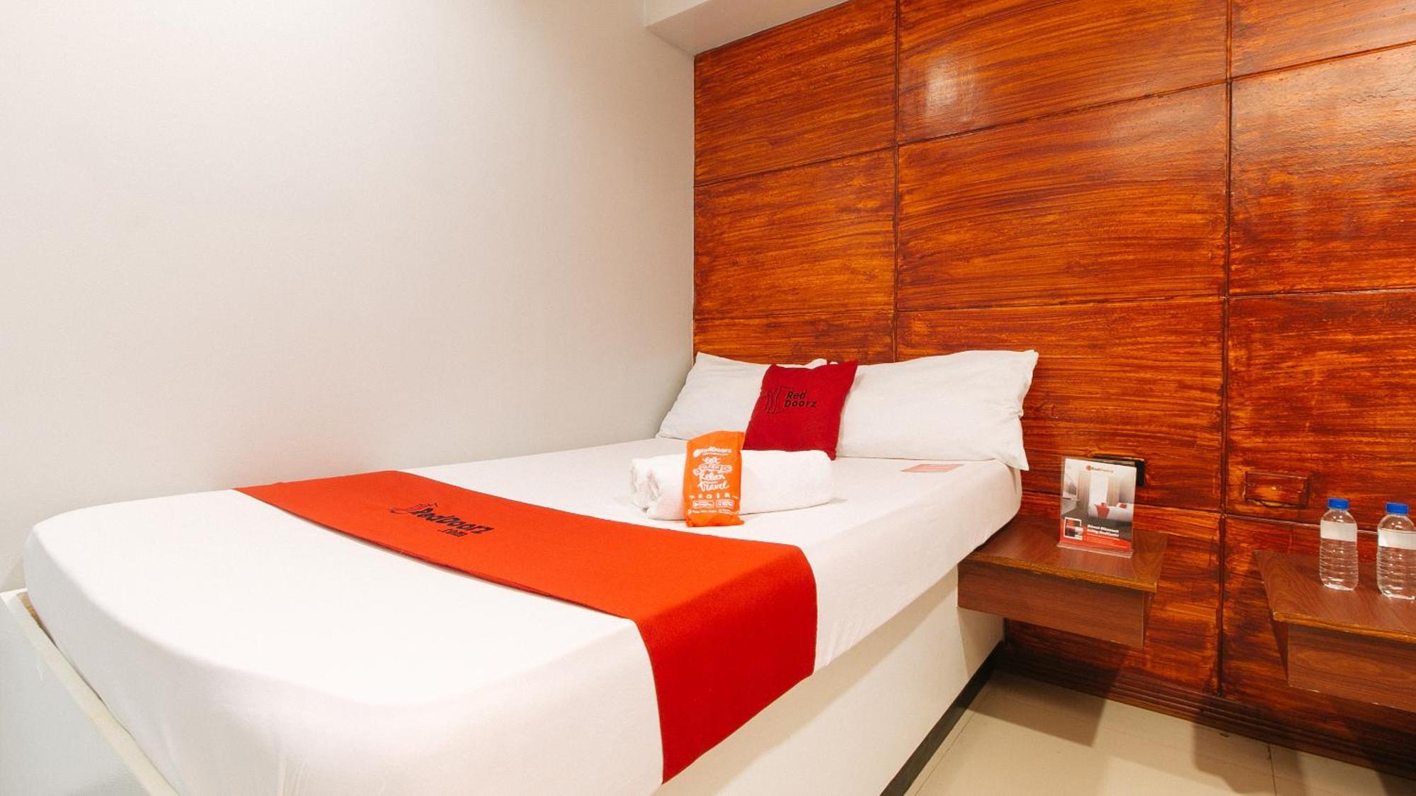 Hotel RedDoorz near Bambang Station Manila Zewnętrze zdjęcie