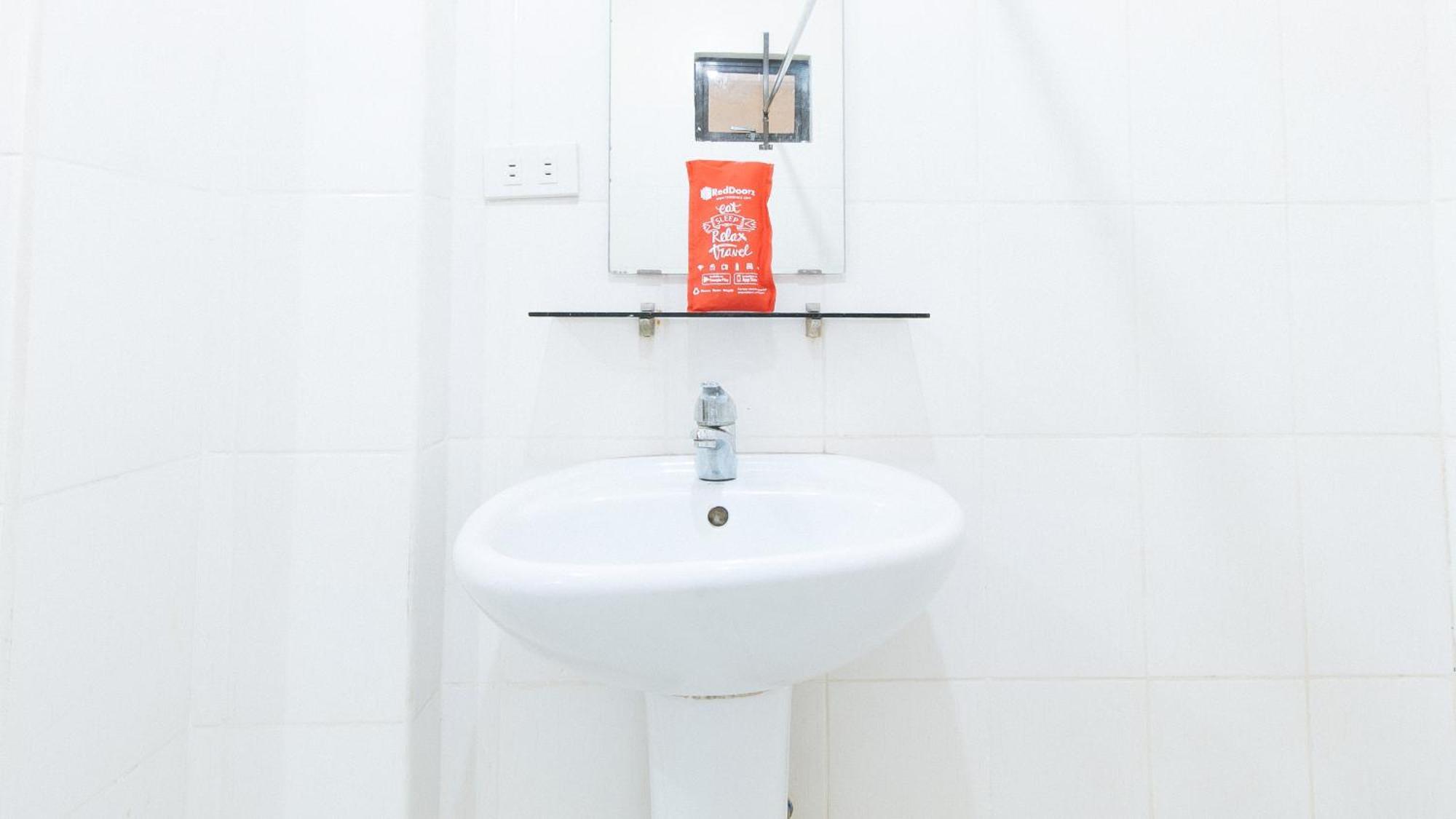 Hotel RedDoorz near Bambang Station Manila Zewnętrze zdjęcie
